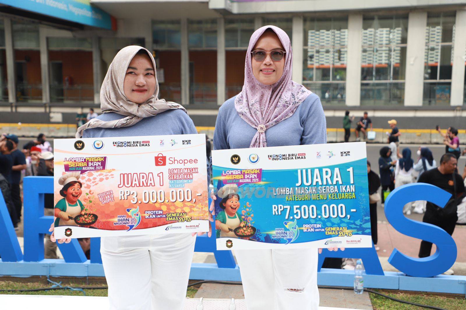 Enik Riyani dan Mega Afrionika