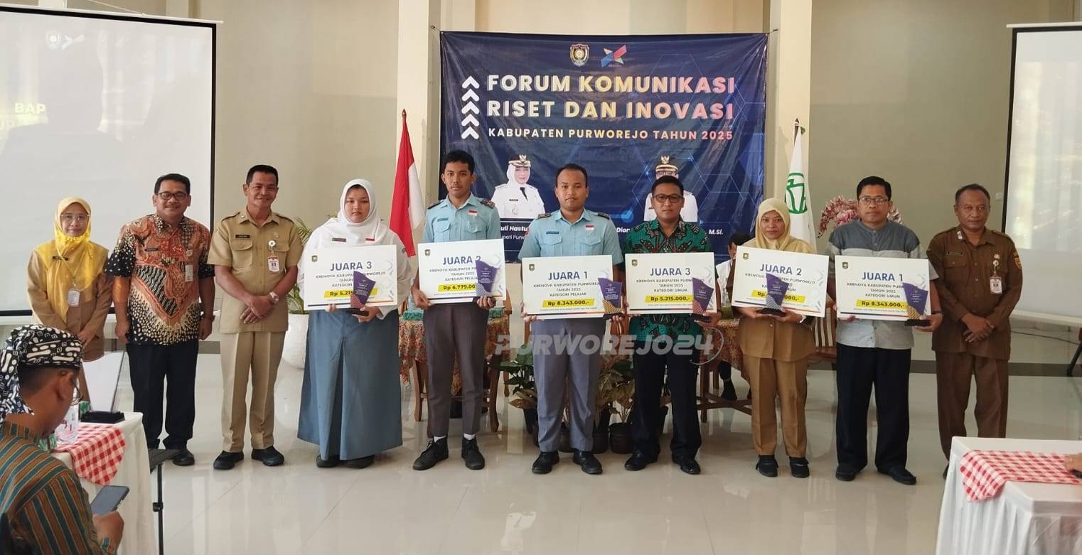 Foto bersama usai pemberian penghargaan