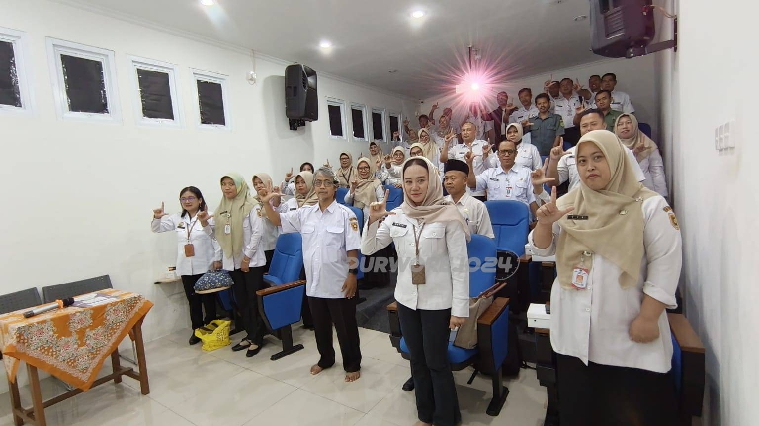 Foto bersama dalam acara Sosialisasi Pembentukan Perpustakaan Umum dan Perpustakaan Khusus, pada Rabu (26/11/2025).