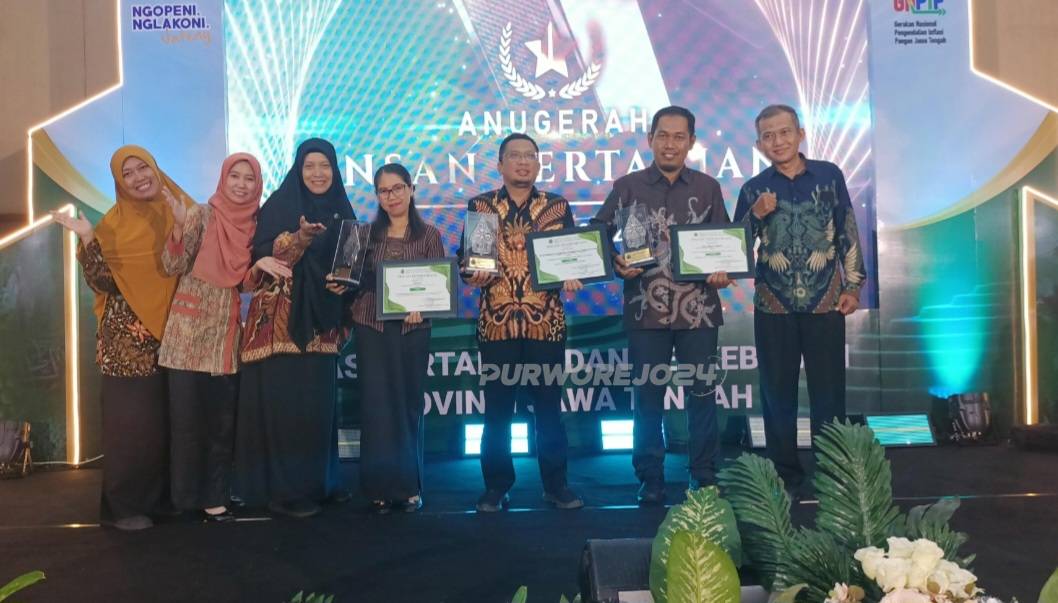 Foto bersama usai menerima penghargaan