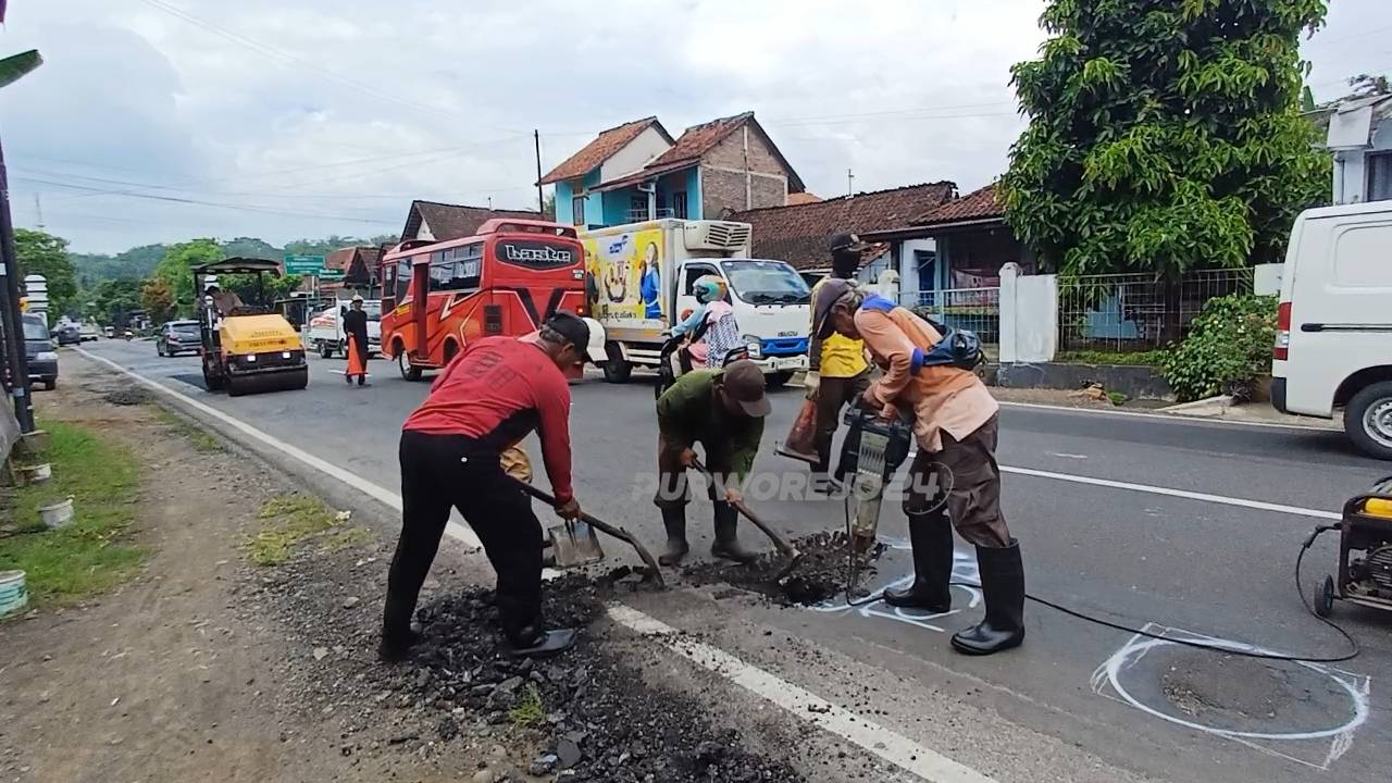 Petugas saat melaksanakan pekerjaan pemeliharaan jalan di ruas jalan Purworejo-Magelang