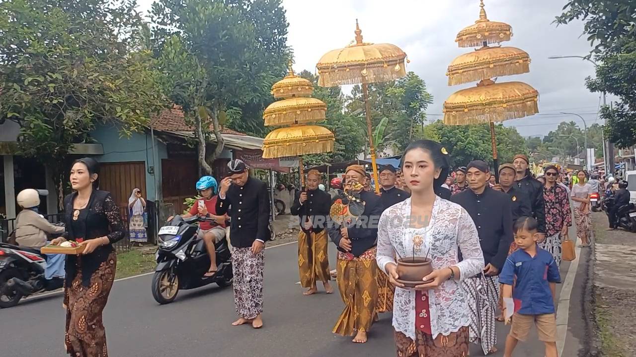 Kirab Agung menuju makam Romo Semono