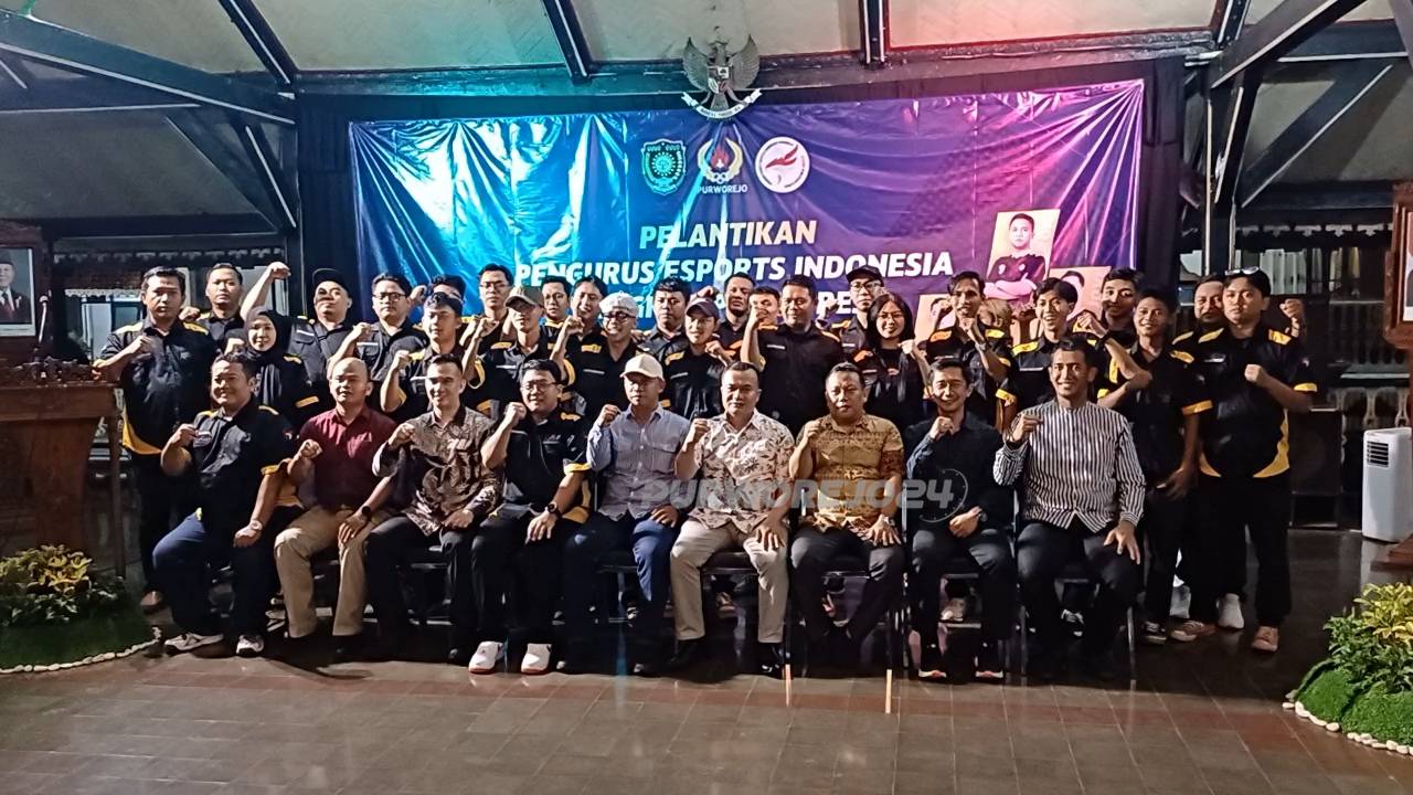 Foto bersama usai pelantikan pengurus Esports Indonesia (ESI) Kabupaten Purworejo periode 2025–2029, di pendopp Kabupaten Purworejo, pada Selasa (18/11/2025)