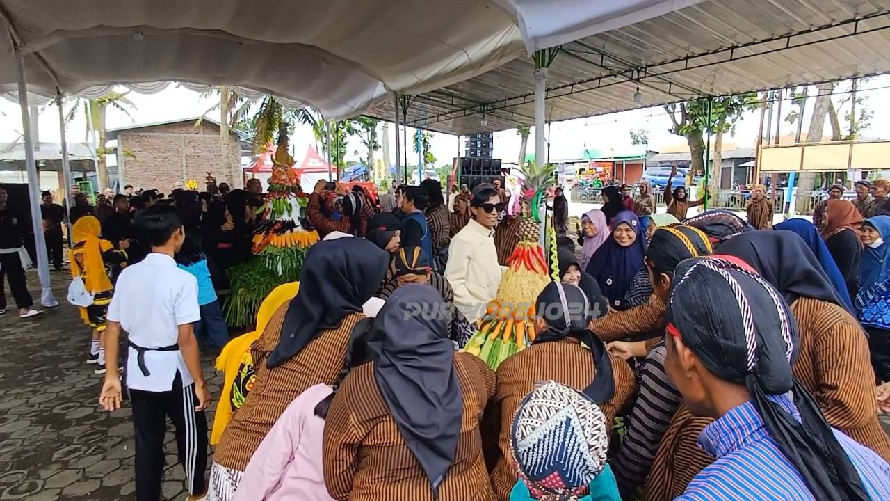 Grebeg gunungan dalam festival budaya desa Cengkawakrejo
