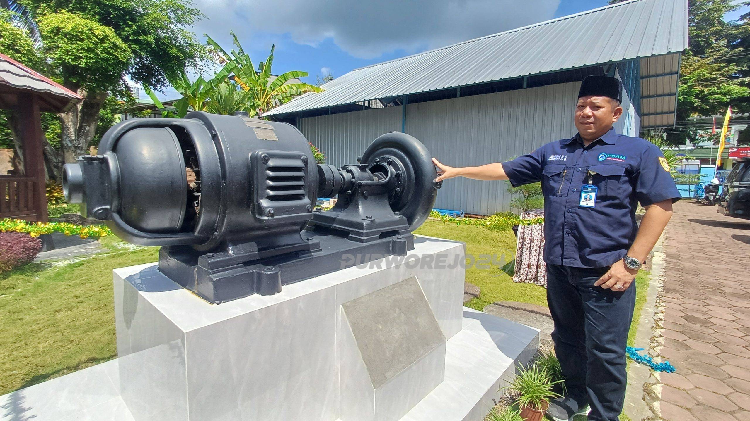 Monumen Pompa Lindeteves Stokvis 1925 yang berada di sisi barat kantor Perumda Tirta Perwitasari Purworejo