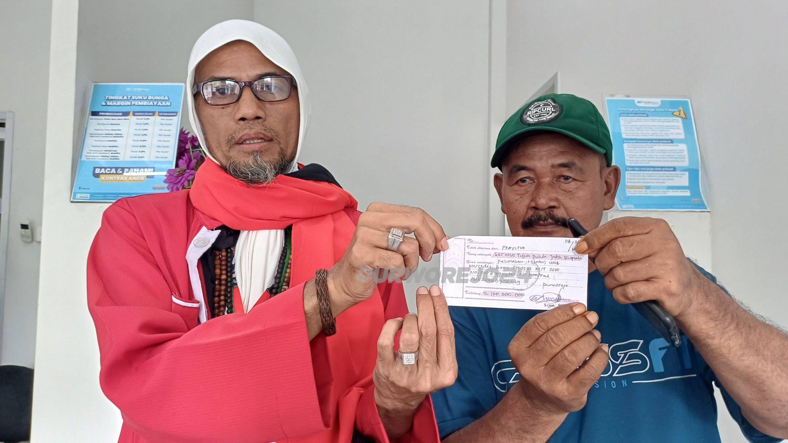 Menunjukkan kwitansi pelunasan