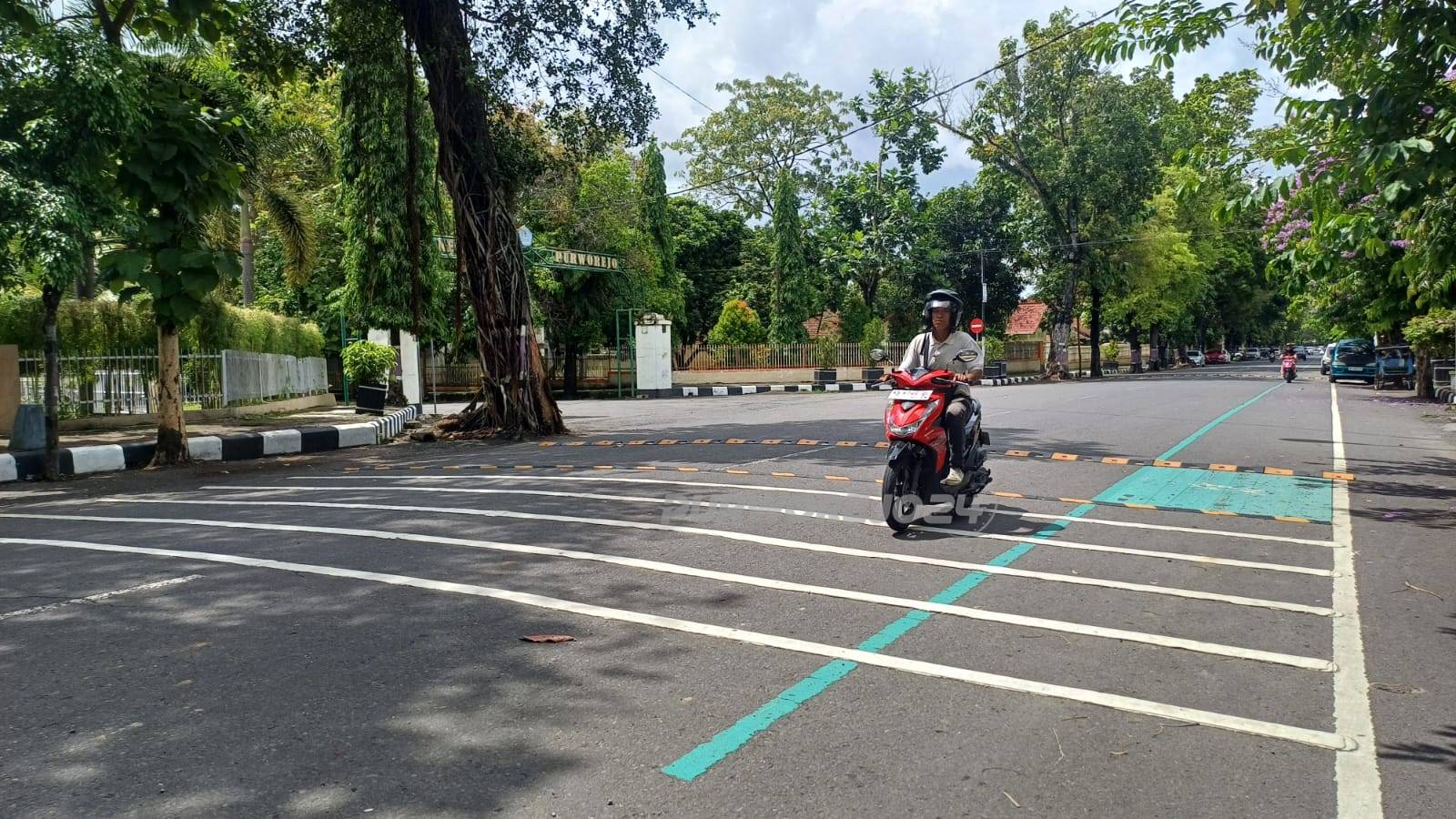 Speedbump di Jalan Letjend Sutoyo