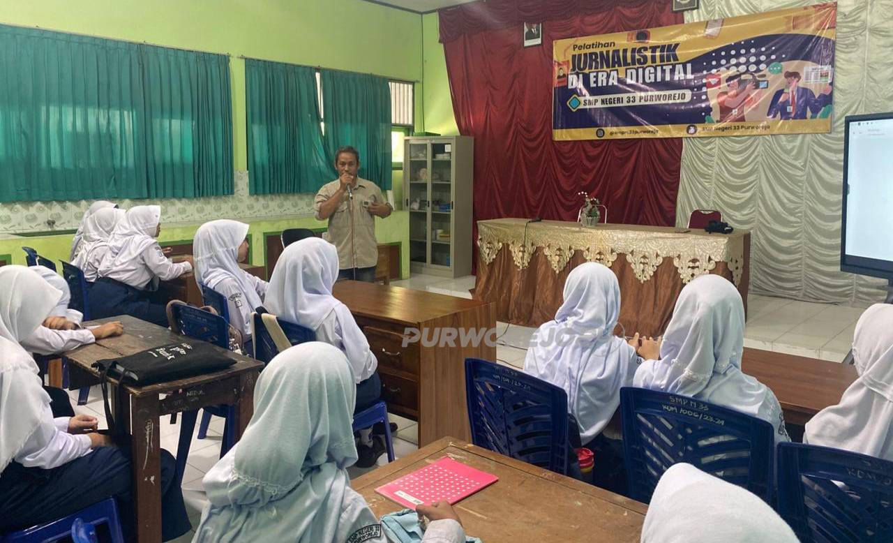 Narasumber saat memberikan materi dalam acara pelatihan jurnalistik di SMP Negeri 33 Purworejo