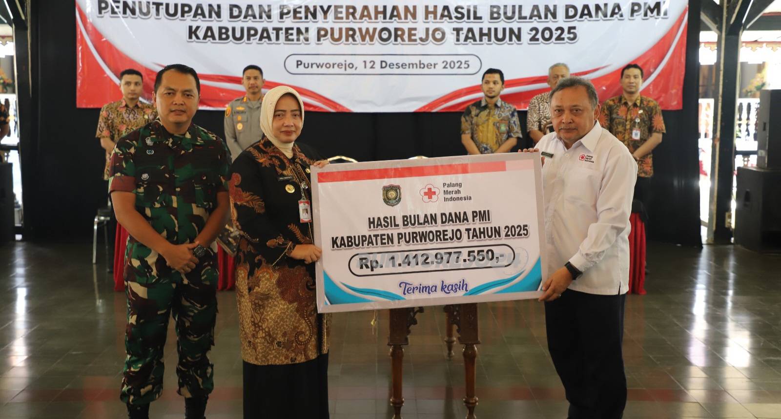 Simbolis penyerahan hasil bulan dana PMI 2025