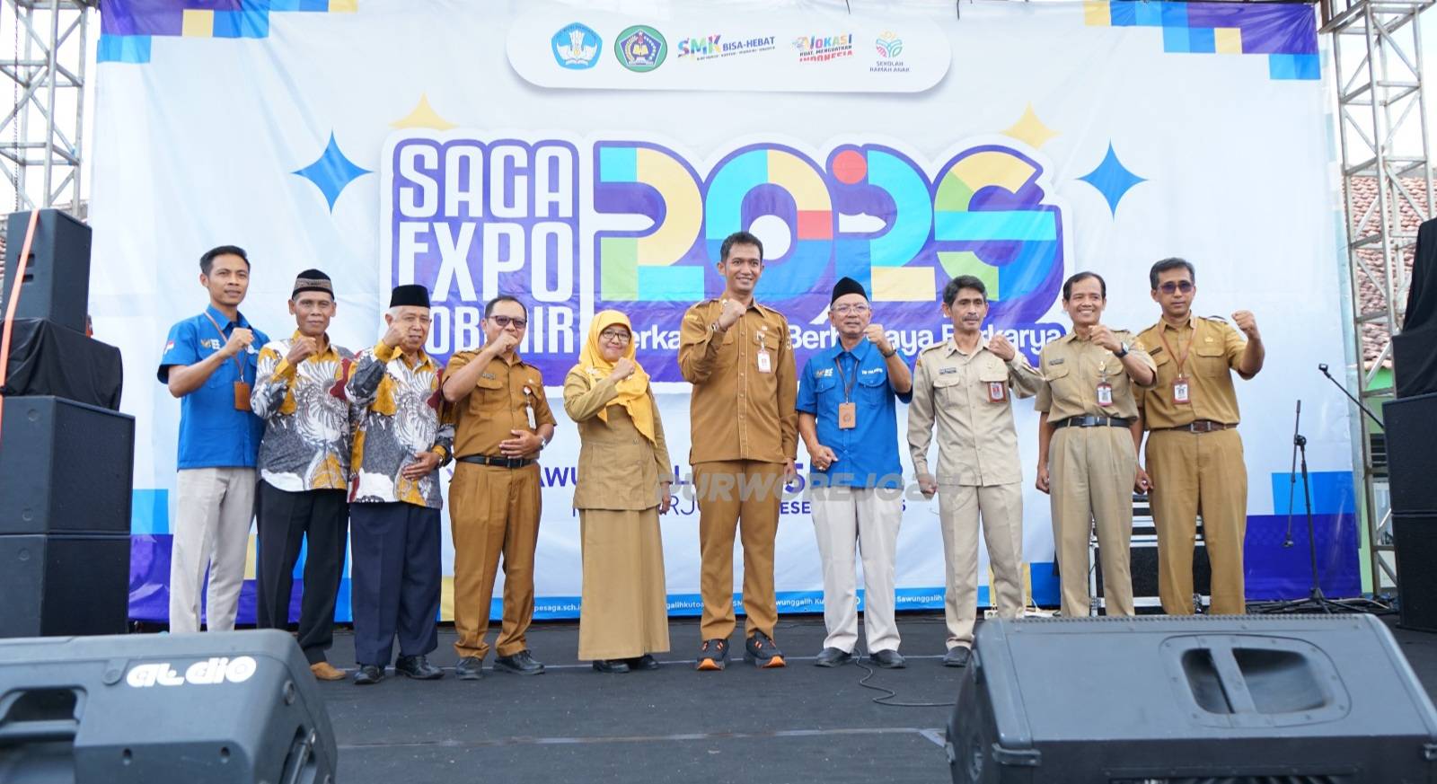 Foto bersama dalam pembukaan kegiatan Saga Expo 2025 di Kampus SMK YPE Sawunggalih Kutoarjo, pada Senin (15/12/2025).