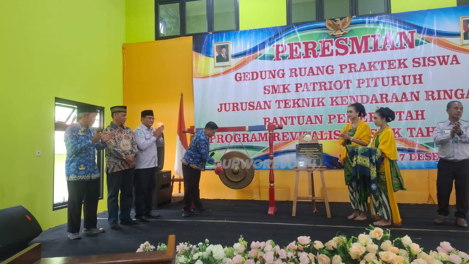 Prosesi peresmian gedung ditandai dengan pemukulan gong dan penandatanganan prasasti