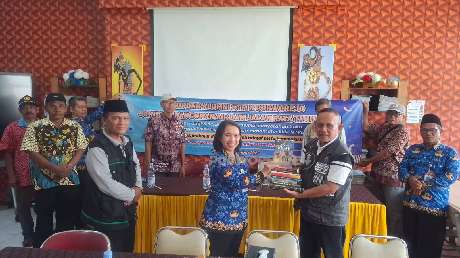Saat penyerahan buku