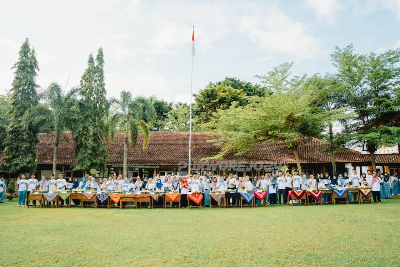 Foto bersama usai pemotongan 21 tumpeng dari masing-masing kelas