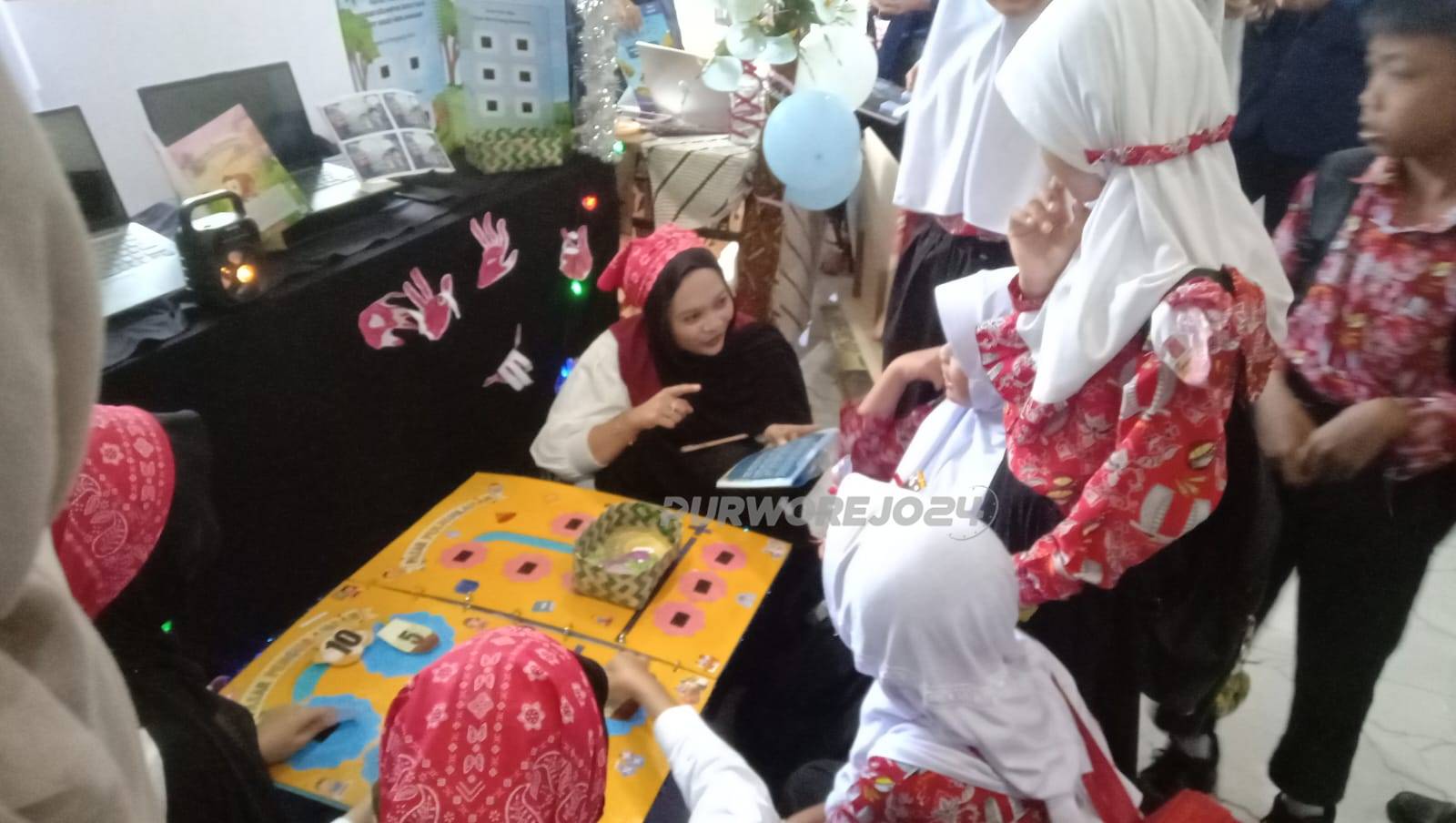 Sejumlah mahasiswa PGSD UMPWR mendampingi siswa sekolah dasar mencoba media pembelajaran digital interaktif dalam acara Gelar Karya PGSD.