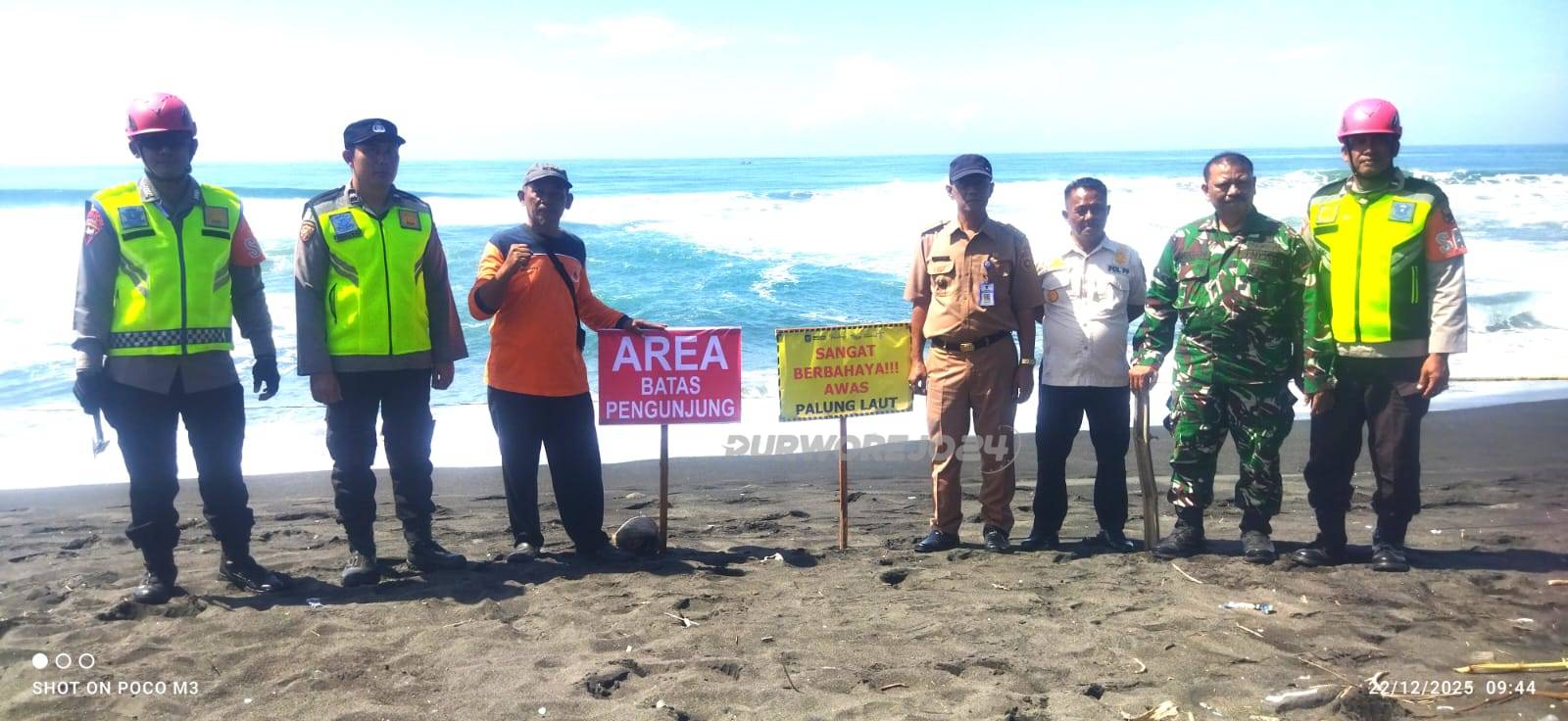 Pemasangan peringatan di pantai Dewaruci