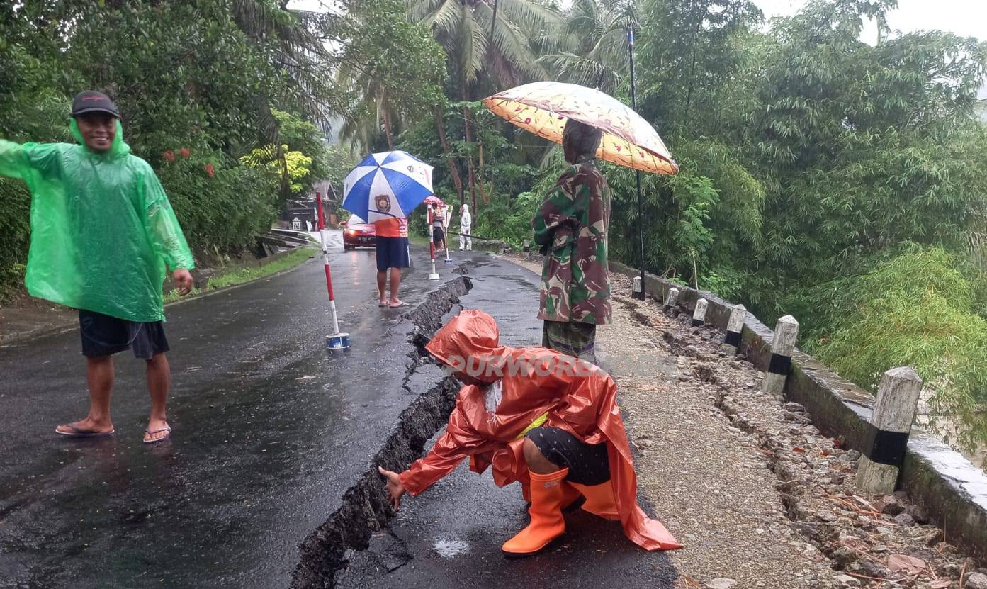 Jalan Kaligesing- Purworejo yang retak