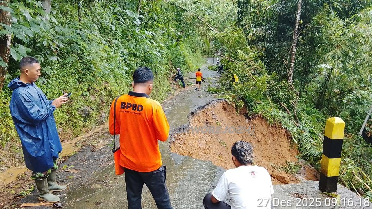 Jalan Desa Jatirejo alami longsor
