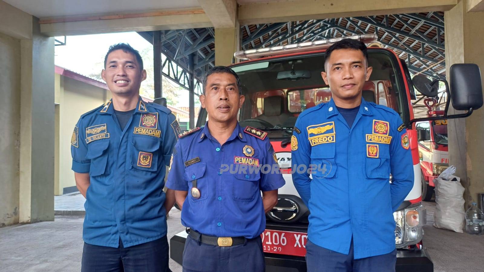 Kepala Bidang Pemadam Kebakaran Satpol PP dan Damkar Kabupaten Purworejo, Slamet (tengah)