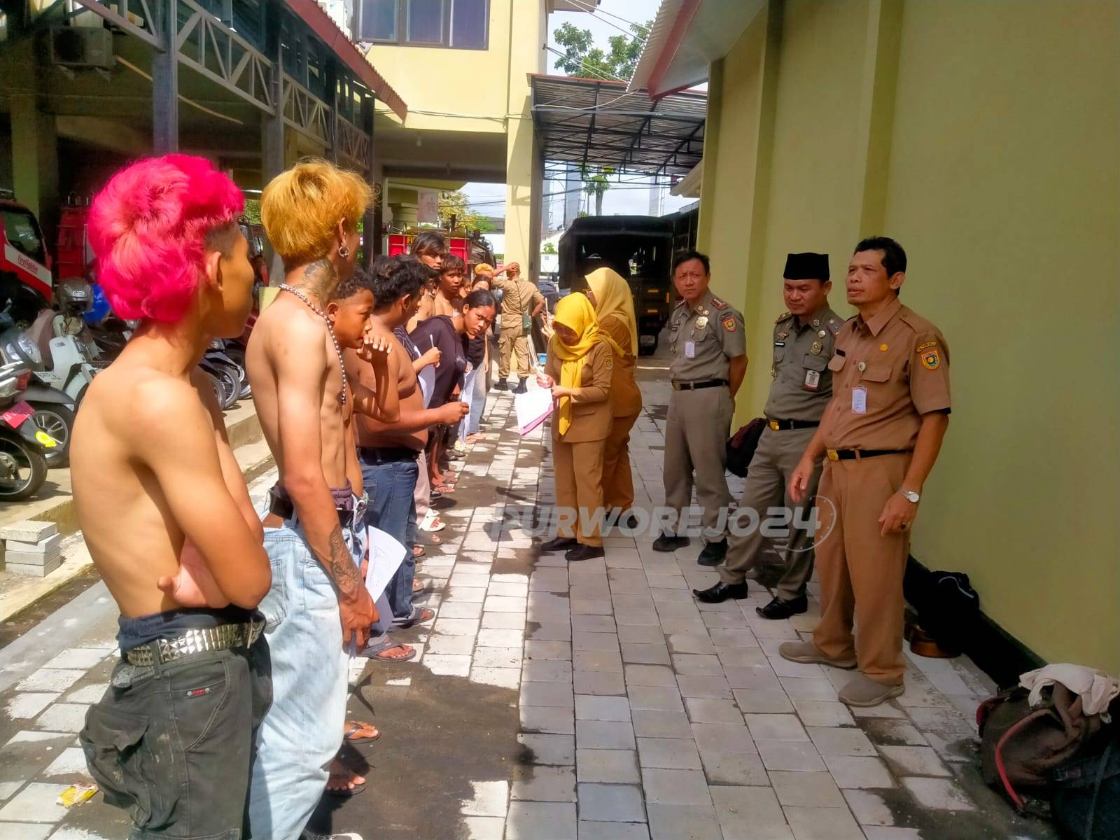 Petugas saat mengamankan anak punk