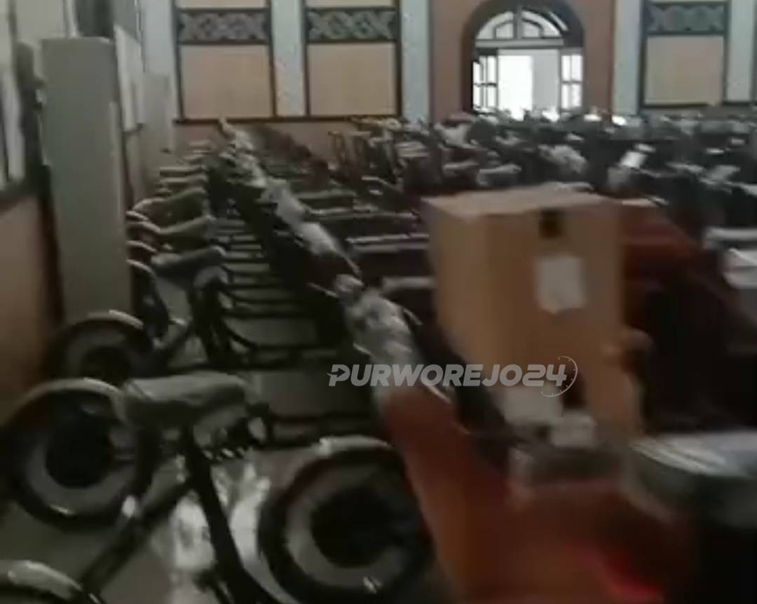 Becak bantuan presiden Prabowo yang dititipkan di gedung kesenian Purworejo