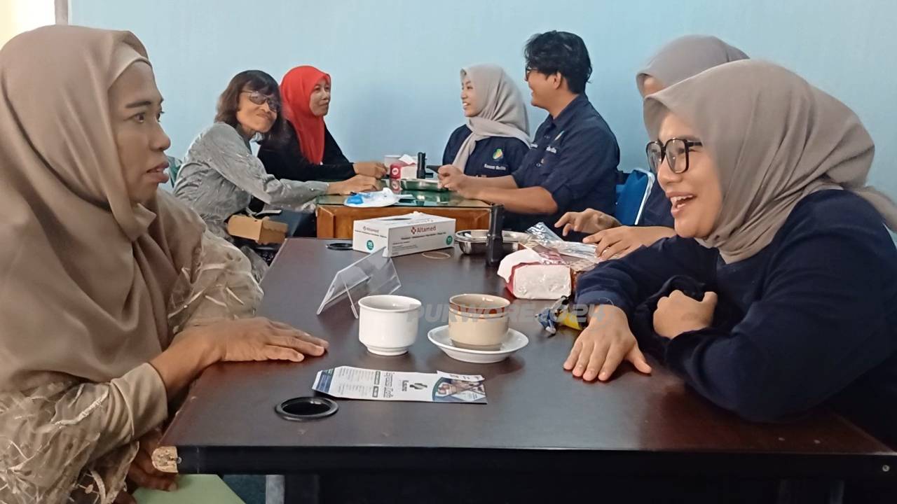 Ibu- ibu memanfaatkan konsultasi kesehatan gigi secara gratis dalam acara Sekolah Peningkatan Kualitas Hidup Perempuan (PKHP) dengan fokus pada edukasi kesehatan gigi dan mulut yang diselanggarakan oleh Serat Kartini Kabupaten Purworejo, di aula kantor DPPPAPMD Kabupaten Purworejo, pada Minggu (7/12/2025)