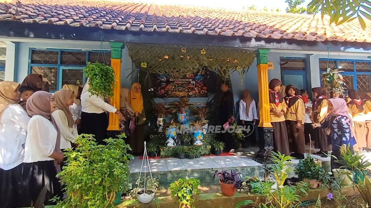 Galon bekas yang dilukis dan ditata secara dekorasi yang apik dalam Gebyar Kreasi Galon Lukis di SDN Ketangi