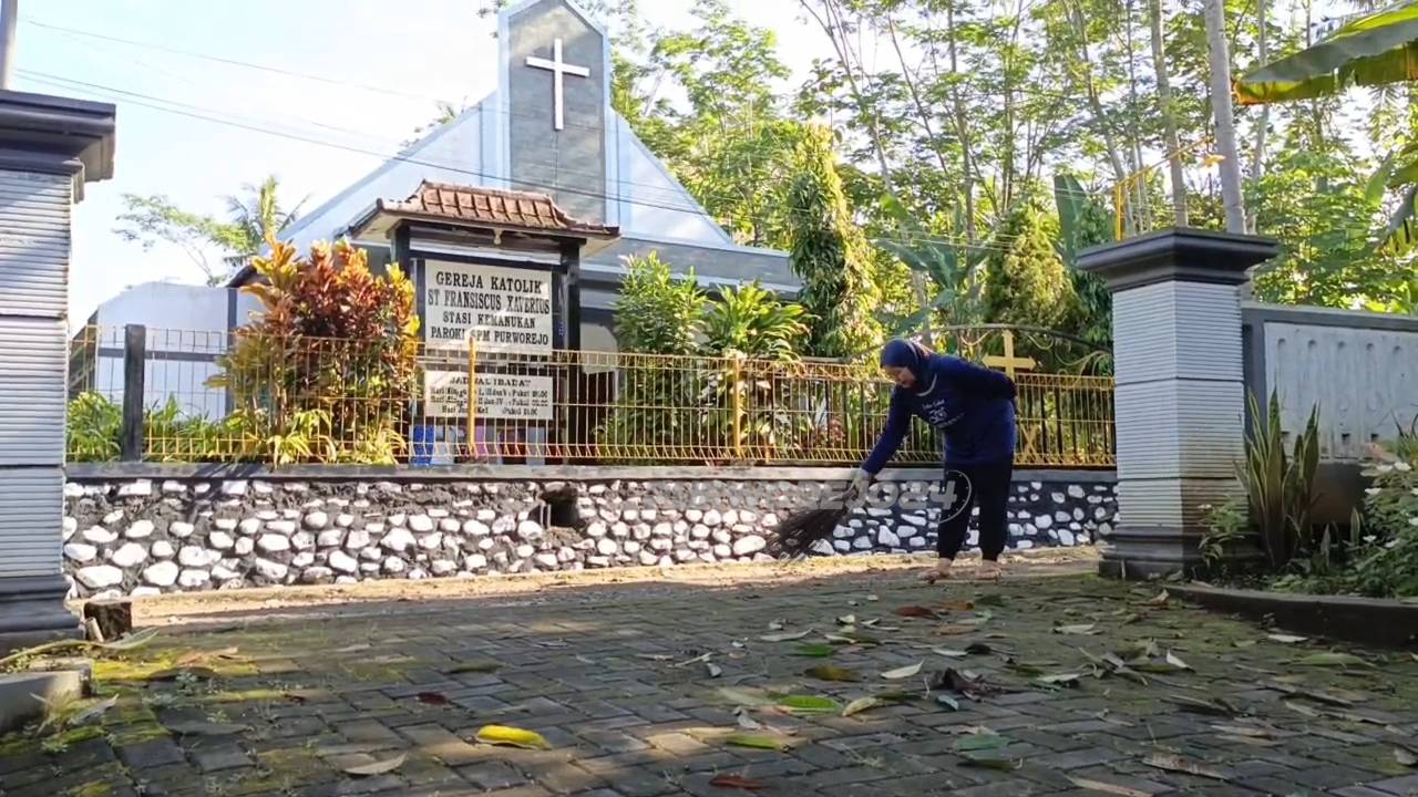Kerja bakti sambut Natal, warga tampak menyapu didepan gereja di Desa Kemanukan
