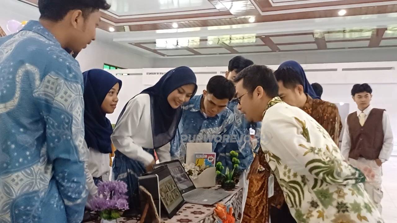 Rektor UMPWR, Assoc. Prof. Dr. Teguh Wibowo, M.Pd, saat meninjau salah satu stand expo
