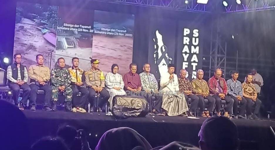 Doa bersama dalam acara malam pergantian tahun baru, di Amphiteater Alun alun Purworejo, pada Rabu (31/12/2025)