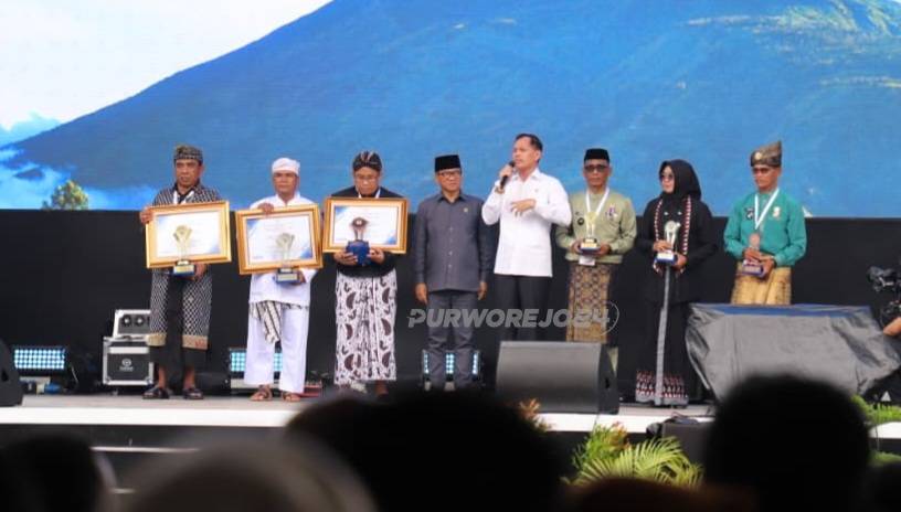 Foto bersama usai penyerahan penghargaan