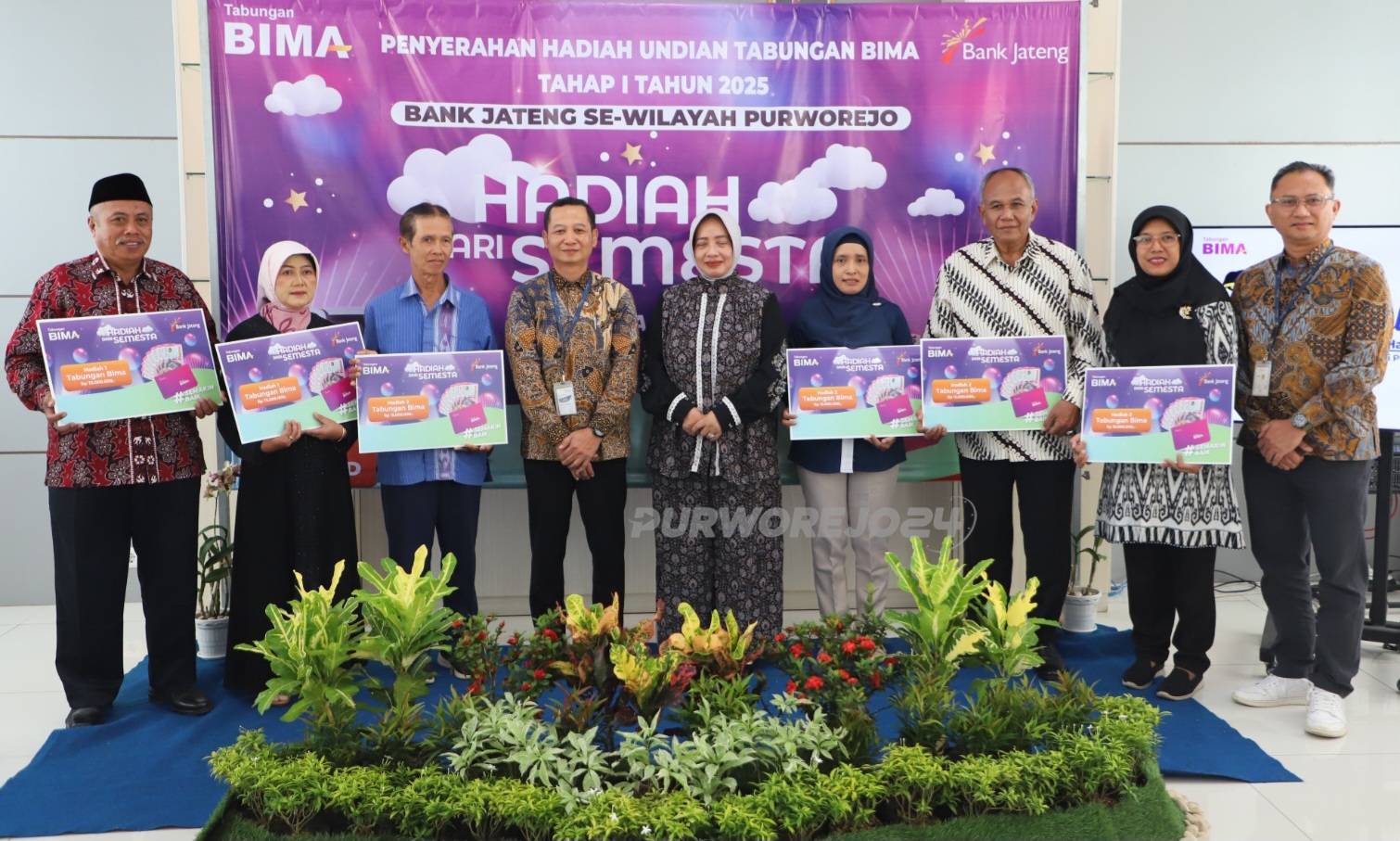 Foto bersama usai simbolis penyerahan hadiah kepada para pemenang undian