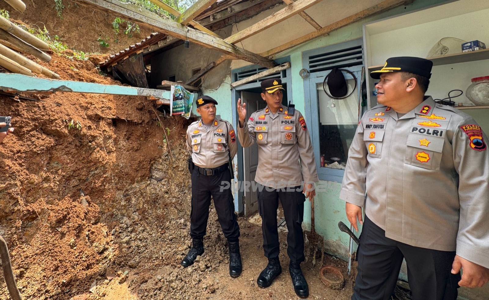 Saat meninjau lokasi longaor