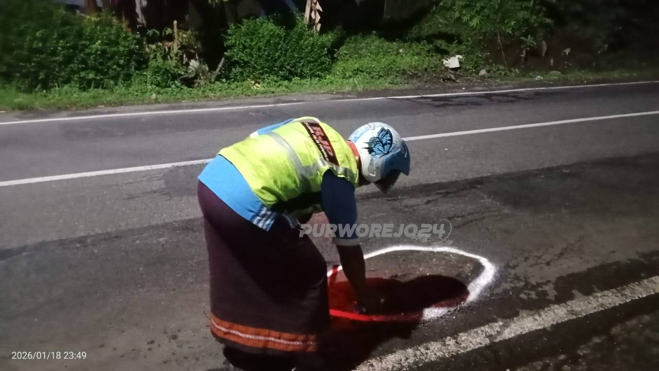 RelawanJalan Purworejo saat menandai jalan berlubang di Purworejo