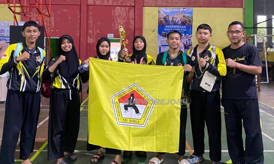 Pesilat Perguruan Pencak Silat Tri Susila Indonesia