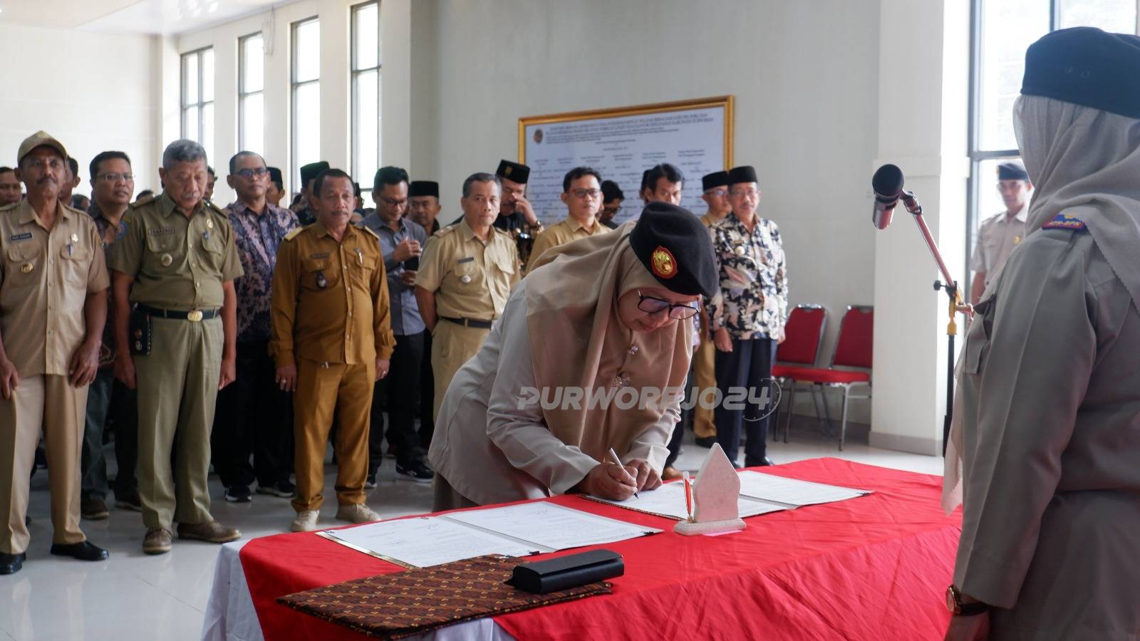 Prosesi pengambilan sumpah Panitia Ajudikasi, Satuan Tugas Fisik, Satuan Tugas Yuridis, dan Satuan Tugas Administrasi dalam rangka pelaksanaan Pendaftaran Tanah Sistematis Lengkap (PTSL) Tahun 2026