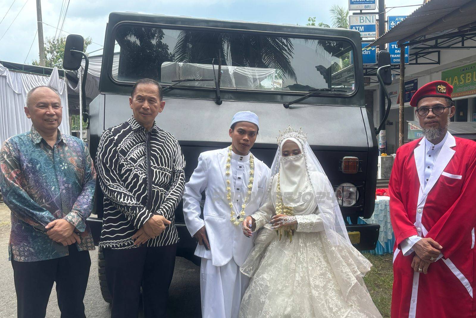 Foto bersama dideoan mobil truk tempur yang jadi mahar pernikahan