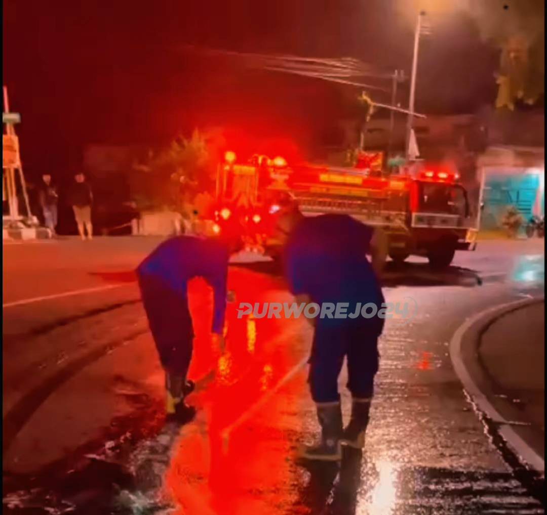 Petugas Damkar saat memberisihkan tumpahan dolar di Jalan A Yani Purworejo