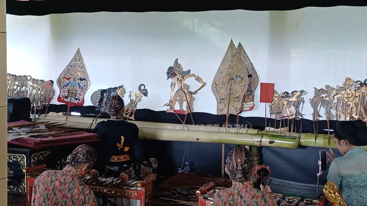 Pagelaran wayang kulit oleh dalang Ki Gondo Subroto, di makam Ki Napsuko dengan lakon Merkukuan Dua