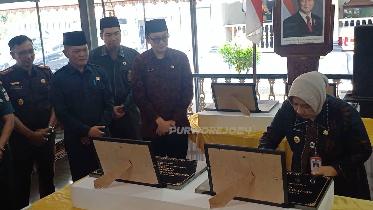 Bupati saat meresmikan proyek
