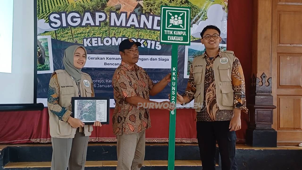 Penyerahan plang evakuasi jika terjadi bencana dari mahasiswa KKN kepala Kepala Desa Kemanukan