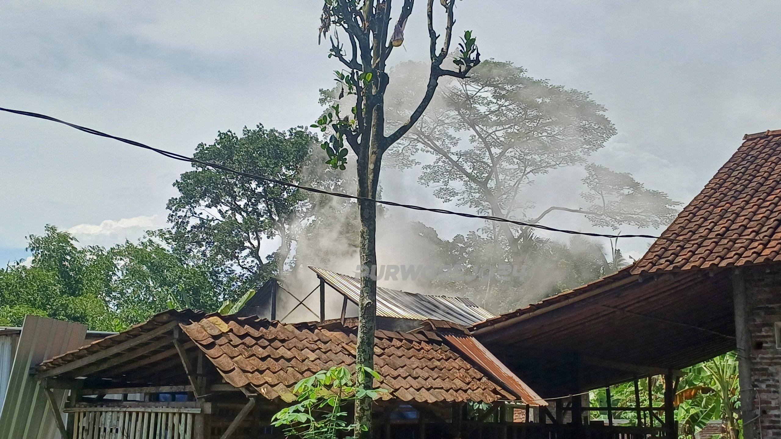 Asap pembuatan arang batok