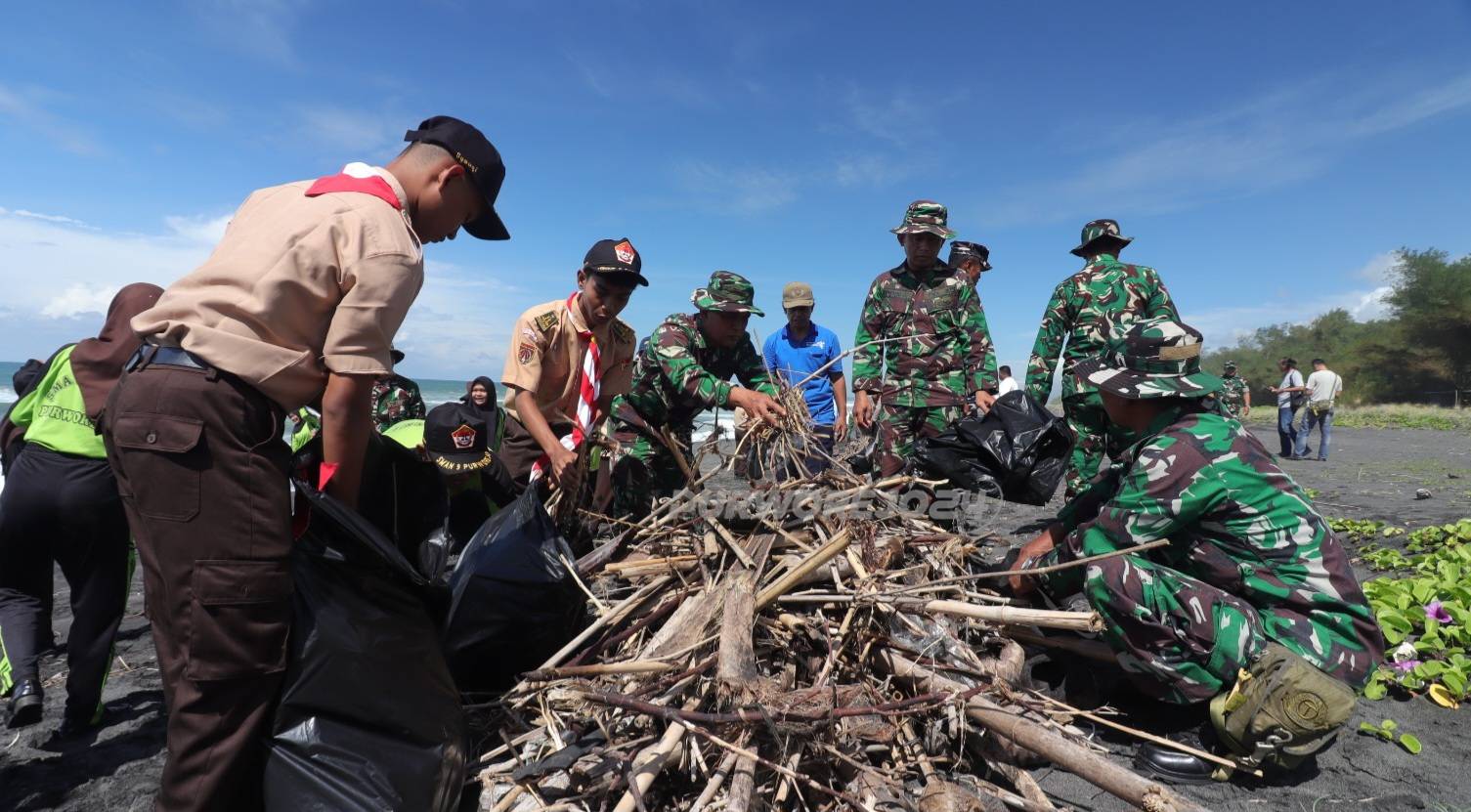 Saat kegiatan bersih pantai Dewaruci