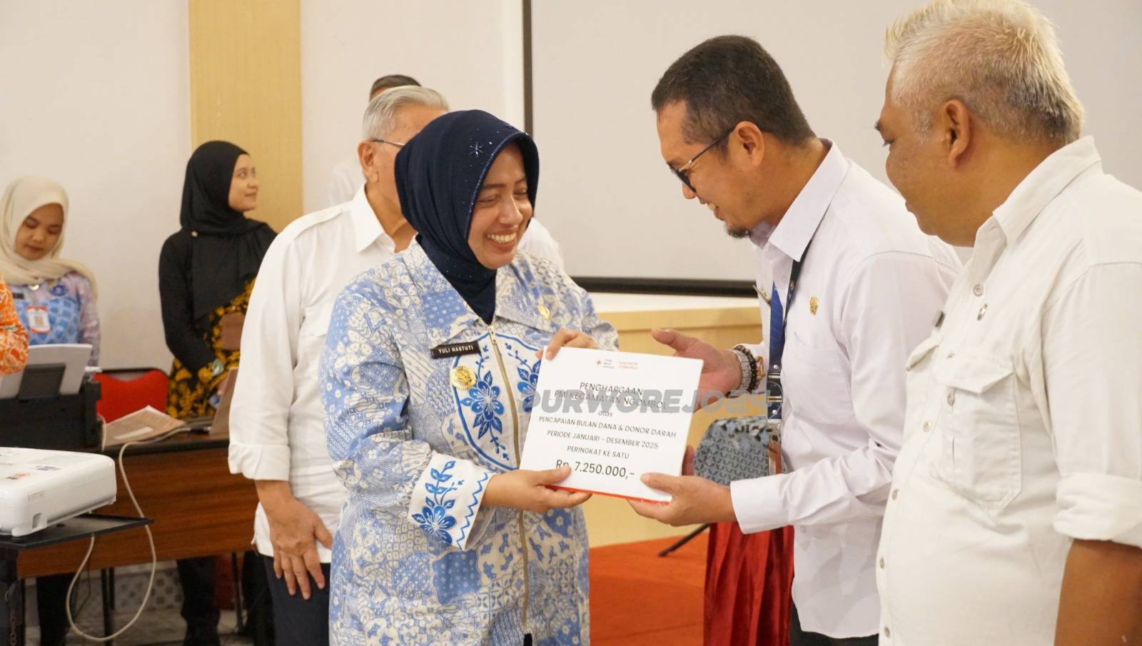 Bupati saat memberikan reward kepada PMI Kecamatan yang aktif dalam kegiatan donor darah