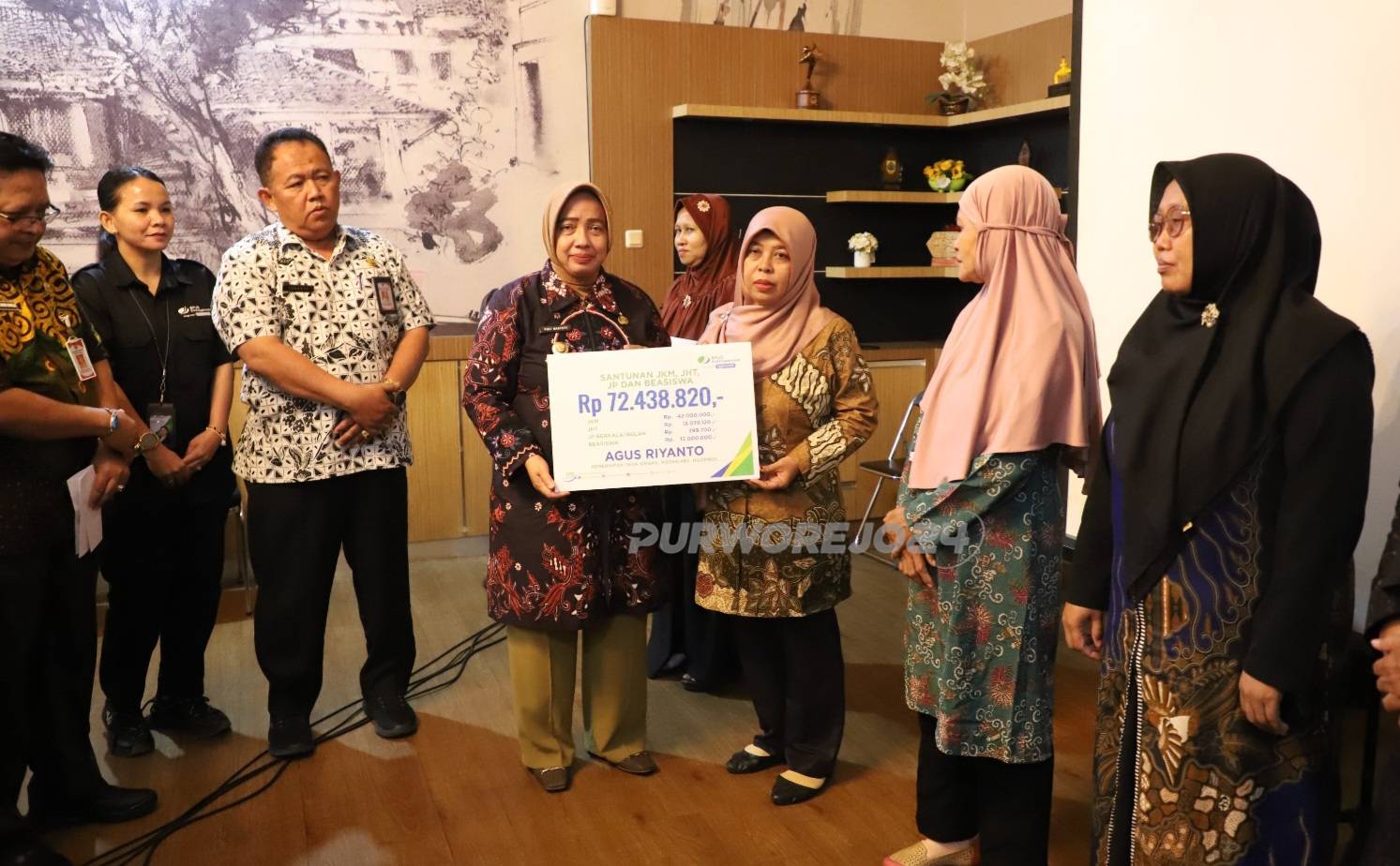 Foto bersama usai penyerahan santunan