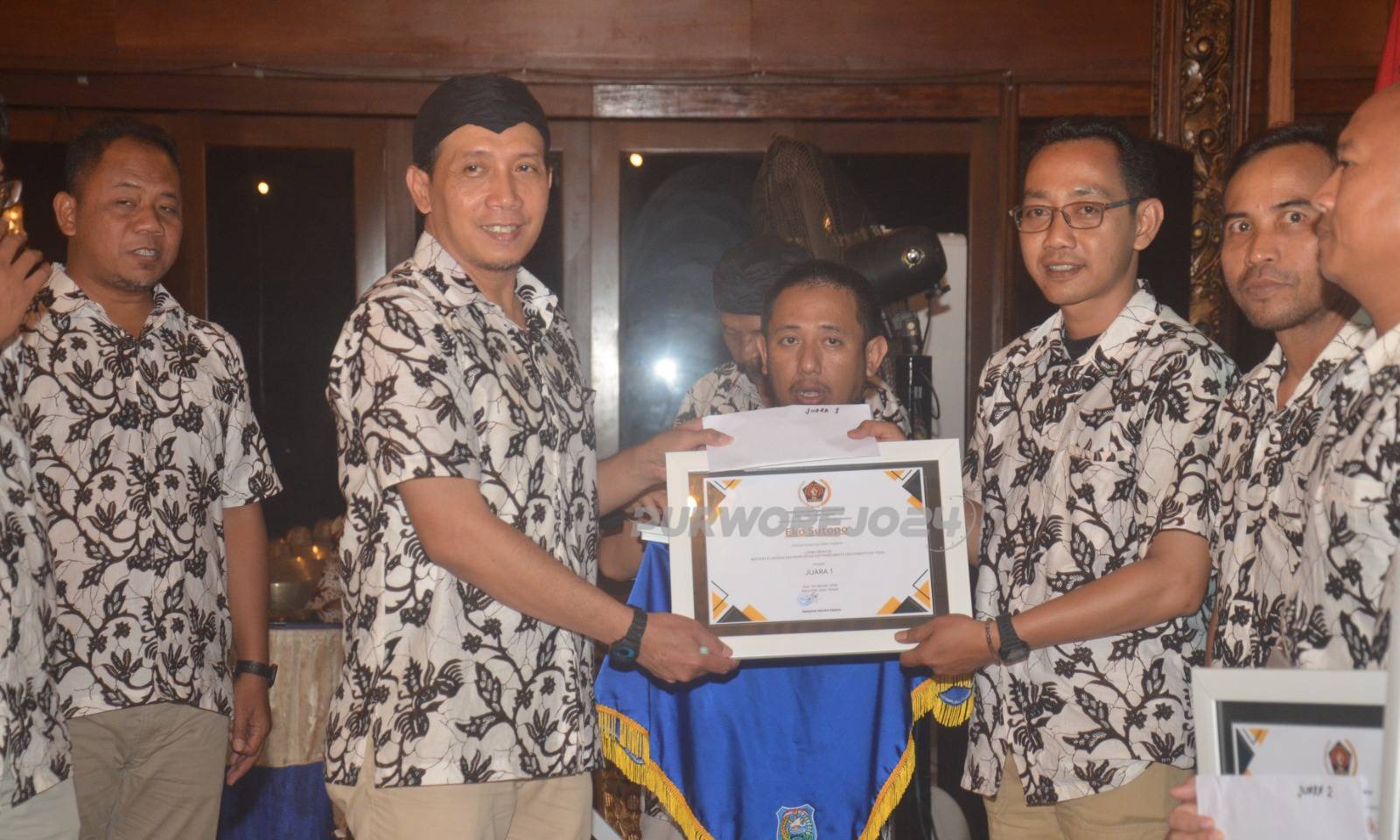 Eko Sutopo saat menerima penghargaan kejuaraan