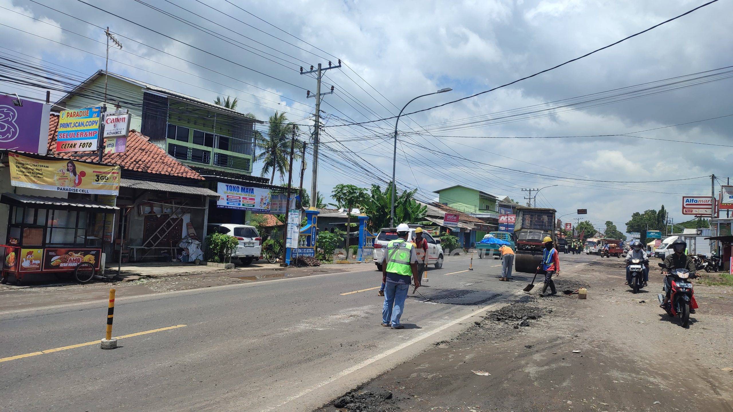 Pekerjaan penembelan jalan berlubang di Bayan