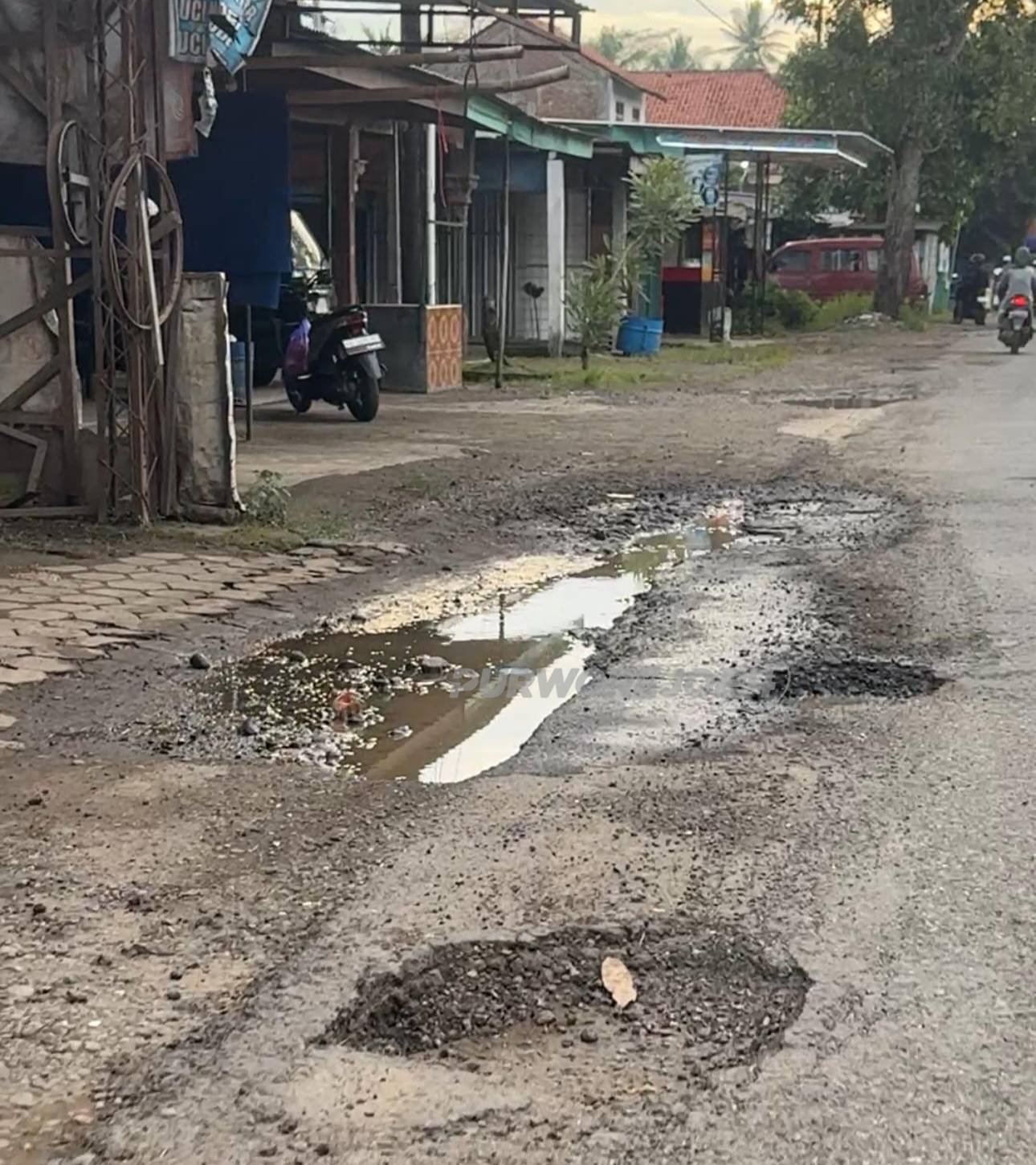 Kondisi jalan berlubang di jalur Pituruh- Brengkol