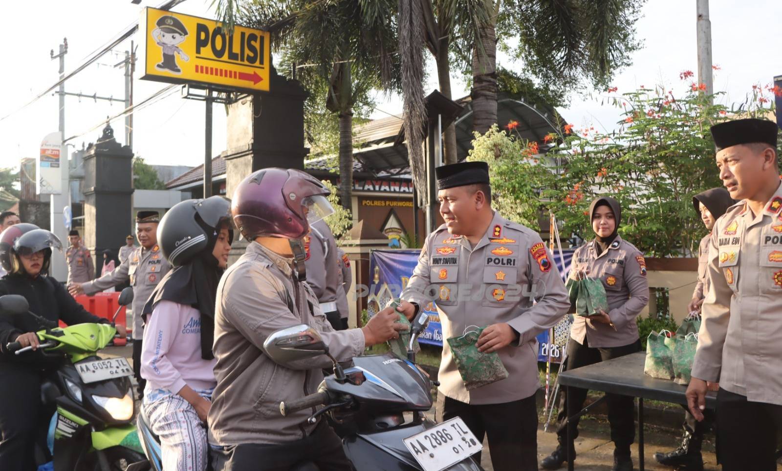 Pembagian takjil kepada pengendara