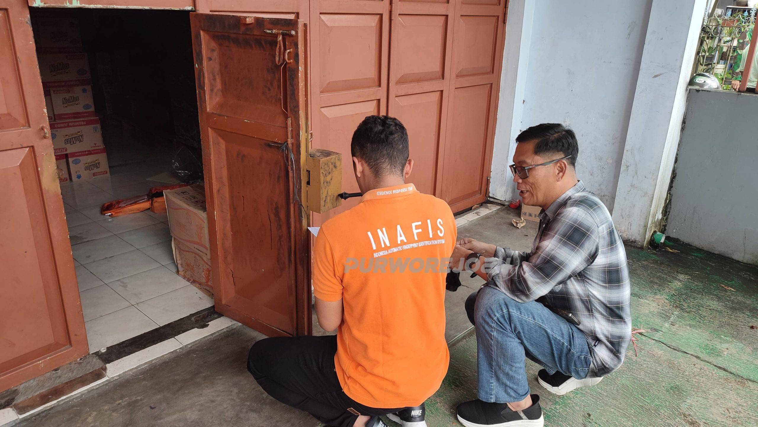 Petugas saat olah tkp