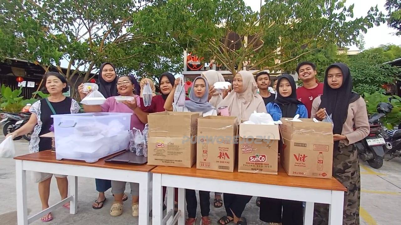 Para pemilik tenant foto bersama sebelum berbagi takjil